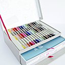 Le coffret ouvert avec une étagère de fils et un tiroir de rangement.