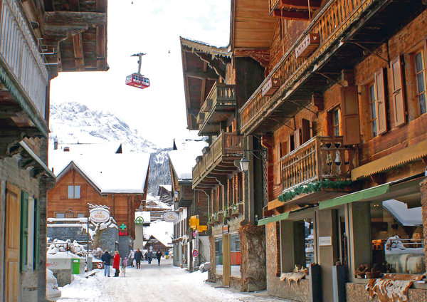 Le vieux village de Champéry avec ses chalets authentiques et préservés.