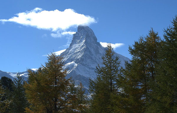 Cité la première fois dans des documents médiévaux comme « Mons Silvus », le nom de Cervin se transforme ensuite en « Mons Servinus » et « Mons Servin »,puis devient enfin « Cervin » en français et « Cervino » en italien et « Matterhorn » pour les allemands.