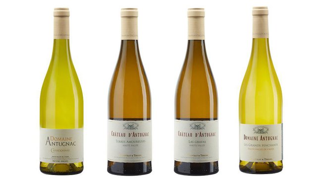 Quatre flacons Domaine d'Antugnac, des vins produits dans la Haute Vallée de l'Aude.