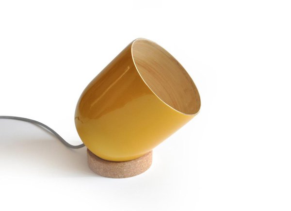Des lignes très modernes pour cette lampe en bambou laquée glossy, posée sur une base en liège. Existe en blanc, soleil, perle et noir mat. À partir de 99 €. Design Anne et Thibaud Klepper. Brio.