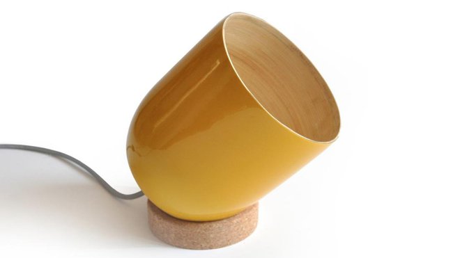 Des lignes très modernes pour cette lampe en bambou laquée glossy, posée sur une base en liège. Existe en blanc, soleil, perle et noir mat. À partir de 99 €. Design Anne et Thibaud Klepper. Brio. Des lignes très modernes pour cette lampe en bambou laquée glossy, posée sur une base en liège. Existe en blanc, soleil, perle et noir mat. À partir de 99 €. Design Anne et Thibaud Klepper. Brio.