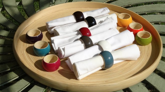 Pour éviter de mélanger les serviettes, voici de beaux ronds de serviette en bambou, naturels, laqués ou recouverts de coquille d’œuf. À partir de 7,50 € les 6. Design Simon Trabuc. Ronds de serviette Vong. Bibol. Pour éviter de mélanger les serviettes, voici de beaux ronds de serviette en bambou, naturels, laqués ou recouverts de coquille d’œuf. À partir de 7,50 € les 6. Design Simon Trabuc. Ronds de serviette Vong. Bibol.