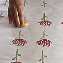 D'un geste précis imprimez les tiges puis les fleurs sur la feuille de papier.