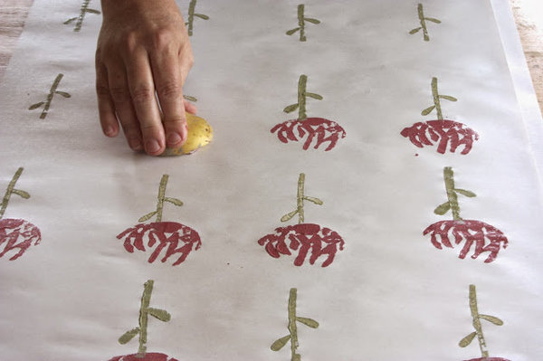 D'un geste précis imprimez les tiges puis les fleurs sur la feuille de papier.