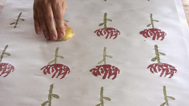 D'un geste précis imprimez les tiges puis les fleurs sur la feuille de papier. D'un geste précis imprimez les tiges puis les fleurs sur la feuille de papier.