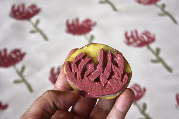 Imprégnez le motif fleur d'une autre couleur.