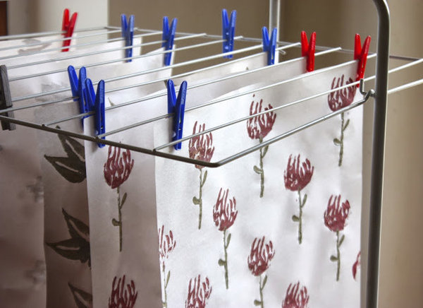 Suspendez les feuilles sur un séchoir pour les laissez sécher.