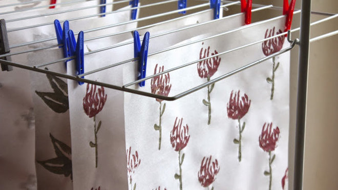 Suspendez les feuilles sur un séchoir pour les laissez sécher. Suspendez les feuilles sur un séchoir pour les laissez sécher.