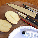 Le matériel qu'il vous faut : une pomme de terre, des couteaux, une gouge, une assiette en plastique, de la peinture, et du papier absorbant.