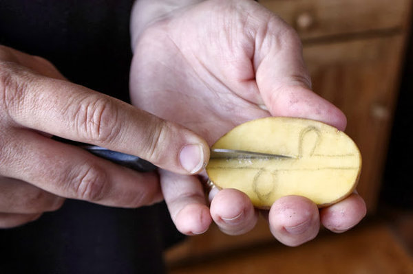 Dessinez le motif sur la chair de la pomme de terre.