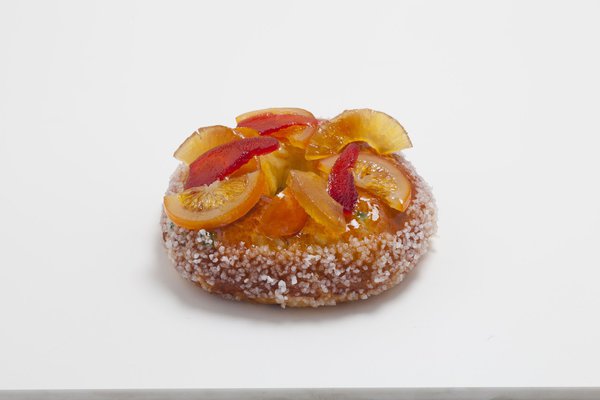 Fruits confits et grains de sucre pour une brioche des rois bien appétissante.