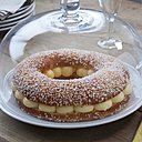 Une jolie fève pour votre collection en forme de blason de la tarte tropézienne pour le chanceux !