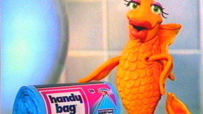 Grâce à des campagnes de publicité régulières, Handy Bag a su dédramatiser la corvée des poubelles et éloigner les affreux souvenirs de fuites.