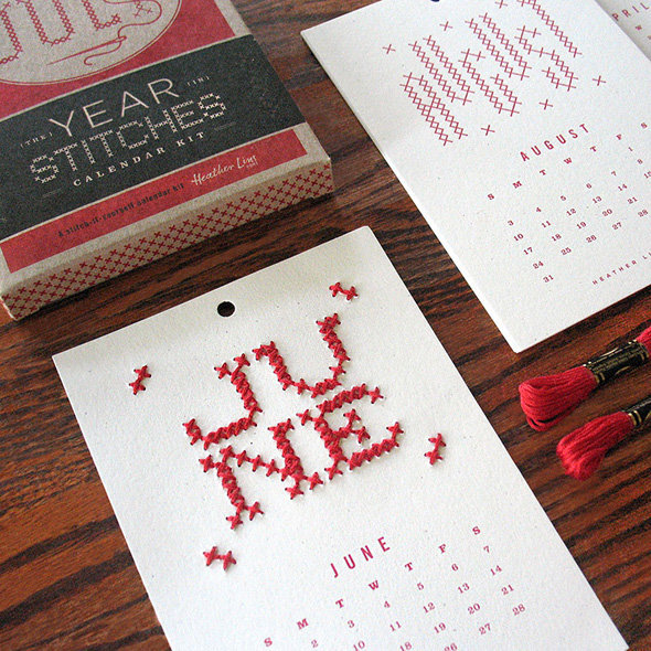 June c'est juin mois du solstice d'été, on aime le broder en rouge au point de croix en Mouliné.