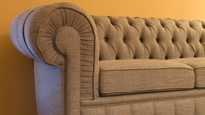 Un splendide canapé Chesterfield réinterprété par Philippe Lescrenier.