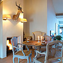 Un impala naturalisé orne le dessus de la cheminée.