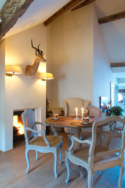 Un impala naturalisé orne le dessus de la cheminée.