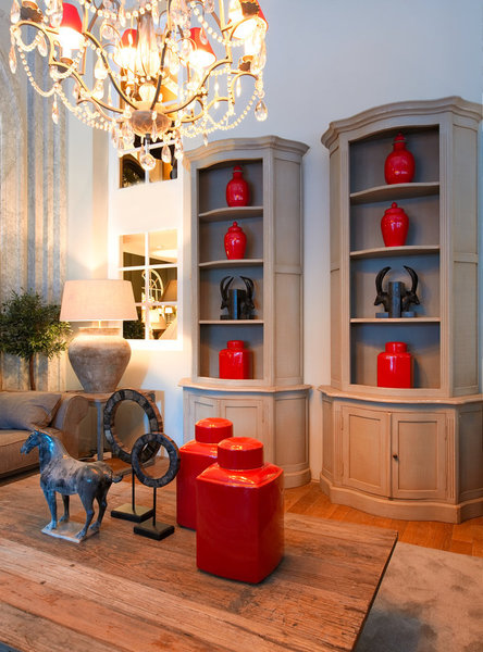 Osez la couleur avec des touches de rouge qui réveillent l'ensemble.