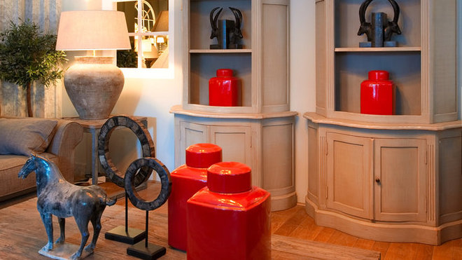 Osez la couleur avec des touches de rouge qui réveillent l'ensemble.