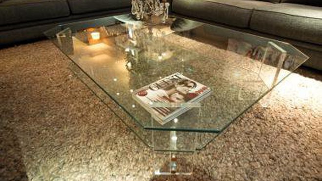 Verre et plexiglas pour une table basse transparente et intemporelle.
