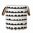 Enfin un panier à linge design. En coton bio, papier non tissé pour l’intérieur et cuir pour les lanières, ce panier existe en 35 x 40 cm et 40 x 60 cm. A partir de 54 €. Panier Ferm Living. Goodobject.me