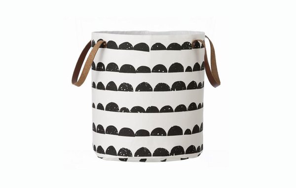 Enfin un panier à linge design. En coton bio, papier non tissé pour l’intérieur et cuir pour les lanières, ce panier existe en 35 x 40 cm et 40 x 60 cm. A partir de 54 €. Panier Ferm Living. Goodobject.me