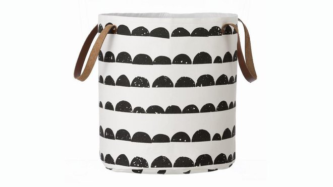 Enfin un panier à linge design. En coton bio, papier non tissé pour l’intérieur et cuir pour les lanières, ce panier existe en 35 x 40 cm et 40 x 60 cm. A partir de 54 €. Panier Ferm Living. Goodobject.me