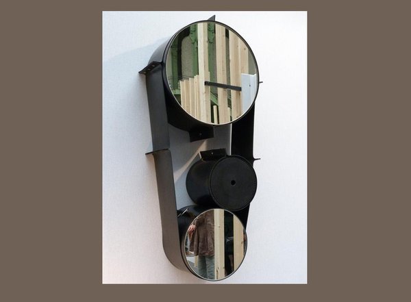 Original, un ensemble de miroirs et de boîte de rangement reliés par une sangle en caoutchouc et suspendus. 620 €. Marie Barthès. www.mariebarthes.com