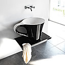 Par sa forme, elle évoque une tasse. Une vasque à poser en résine bicolore noire et blanche. L 70 x 50 x H 42,5 cm. Prix sur demande. Design Meneghello Paolelli Associati. Collection Cup. www.Sdebain.com