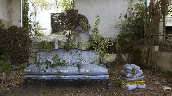 Canapé Gilles Nouailhac peint en bleu et recouvert de jacquard Borgia Grigio Blu en soie et viscose, 140 cm de large, 196 € le m. Collection Arezzo, chez Fadini Borghi.