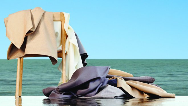 Chaise en bois Branca chair, design Sam Hecht chez Mattiazzi. Sur la chaise, faux-uni beige, Sunset Sable, tissu outdoor en acrylique Dralon, 140 cm de large, 108 € le m. Uni écru Denim blanc, tissu outdoor en acrylique Dralon, 140 cm de large, 86 € le m et uni gris Denim Souris, tissu outdoor en acrylique Dralon, 140 cm de large, 86 € le m. Le tout, Boussac.