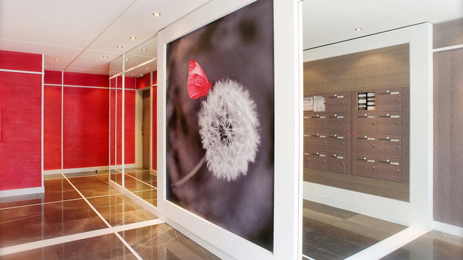 Hall de l'immeuble Villa Anatole, conçu par l'architecte Anne-Catherine Pierrey.