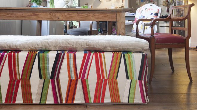 Le coussin de la banquette est réalisé en matelassé de lin Trinidad lin, 135 cm de large, 112 € le m. Tour en broderie de lin et viscose Cariacou, 121 cm de large, 200 € le m. Au deuxième plan, fauteuil recouvert en imprimé sur lin Arty, dessin de l’artiste Marie-Cécile Aptel, 138 cm de large, 150 € le m. Collection Aloha, chez Pierre Frey.