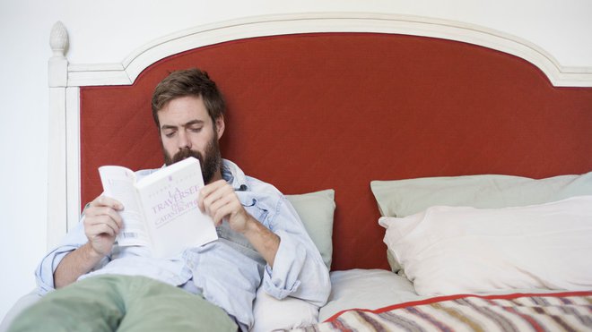 Tête de lit en matelassé de lin Trinidad safran, 135 cm de large, 112 € le m, dessus de lit en rayures ethniques de lin et viscose Papou épices, 141 cm de large, 128 € le m. Collection Aloha, chez Pierre Frey.