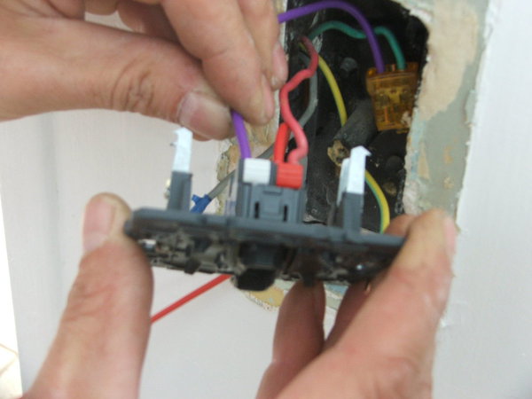 Etape 10 : Placer le fil de neutre dans son emplacement.