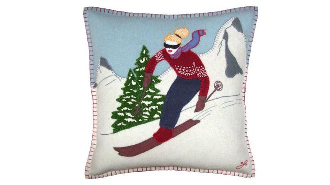 Gstaad here we come!! un coussin hivernal aux appliqués de lainages.