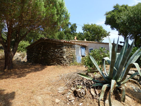 Les maisons aux murs en pierres sèches sont typiques de la région méditerranéenne. On en trouve de plus en plus en France et en Espagne.
