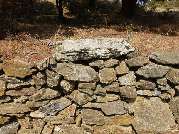 La technique de la pierre sèche permet de construire des murs en matériaux 100% naturels.