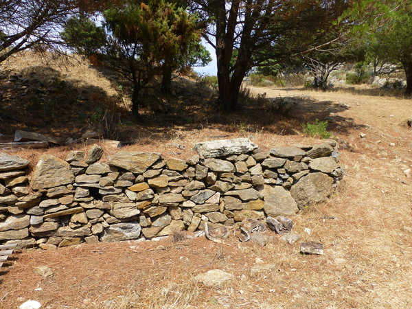 Un muret en pierres sèches peut autant servir à délimiter un espace de votre jardin qu’à habiller un talus.