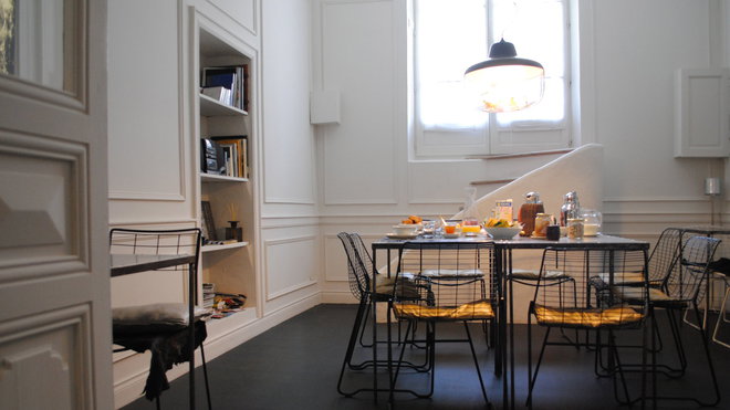 Le sol en PVC noir de la salle à manger rend l’espace graphique, s’associe à la couleur du mobilier et contraste avec les murs blancs. Suspension lumineuse, Favourite Things, création Chen Karlsson, éditée par ENO. Le sol en PVC noir de la salle à manger rend l’espace graphique, s’associe à la couleur du mobilier et contraste avec les murs blancs. Suspension lumineuse, Favourite Things, création Chen Karlsson, éditée par ENO.