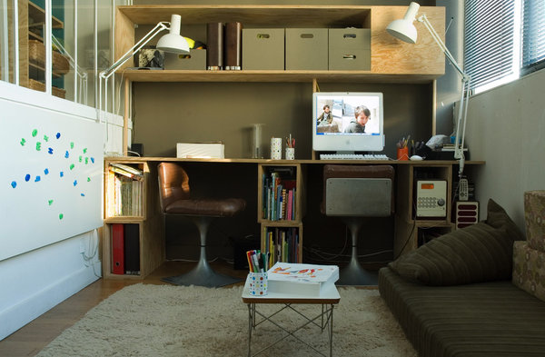 Dans le bureau, comme dans les autres pièces, les caissons de rangements en Batipin ont été conçus à l’horizontale, selon un code commun pour unifier l’espace.