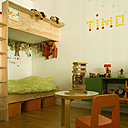 Dans la chambre des enfants, un jeu de couleurs anime l’espace. Les peluches ont été accrochées sous le lit supérieur, à la façon d’une installation d’Annette Messager.