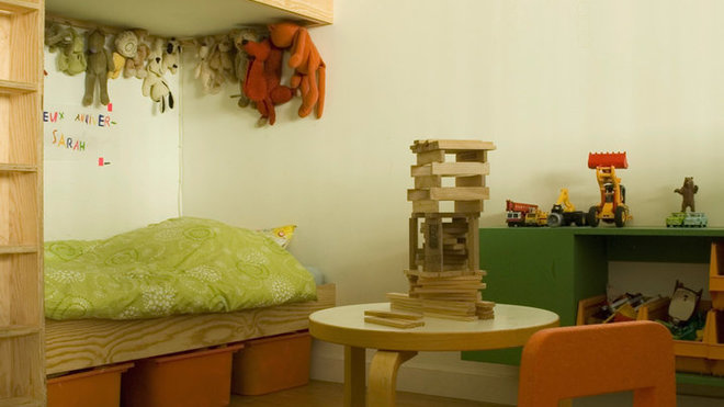 Dans la chambre des enfants, un jeu de couleurs anime l’espace. Les peluches ont été accrochées sous le lit supérieur, à la façon d’une installation d’Annette Messager.