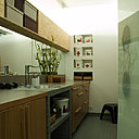 La salle de bains, tout en longueur, joue l’esprit pratique avec des linéaires dédiés au rangement.