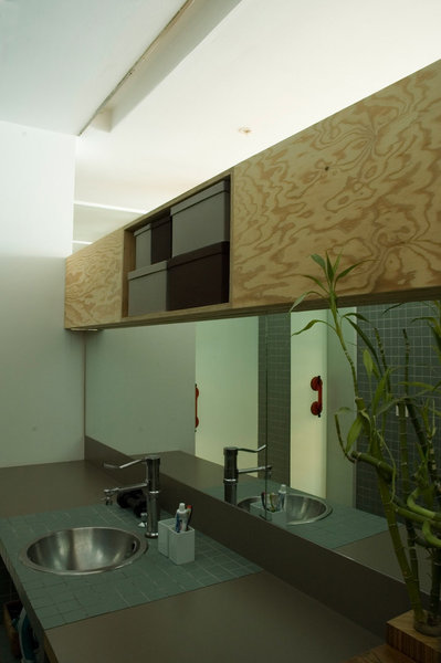 La salle de bains a été ouverte, en partie haute, pour apporter un supplément de lumière.