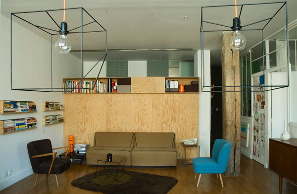 Derrière son mur habillé de Batipin, ouvert en partie haute, la salle de bains se laisse deviner avec, au mur, des bandes de grès cérame coloré qui font écho à celles peintes de la chambre des parents.