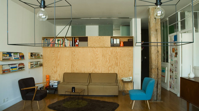 Derrière son mur habillé de Batipin, ouvert en partie haute, la salle de bains se laisse deviner avec, au mur, des bandes de grès cérame coloré qui font écho à celles peintes de la chambre des parents.