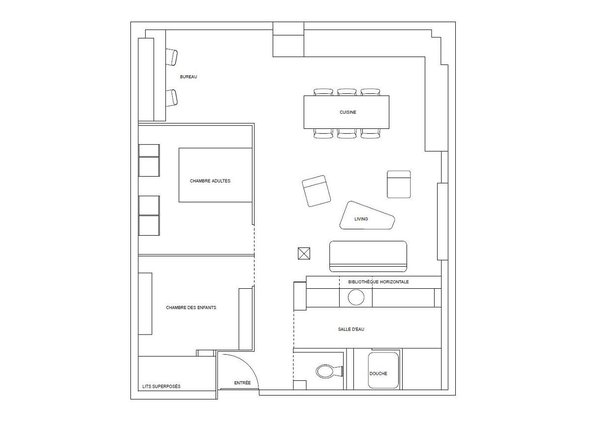 Un espace ouvert et lumineux, des chambres cloisonnées, mais pas complètement fermées qui profitent de la lumière, une salle de bains étroite à la surface parfaitement gérée.