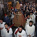 Procession dans les rues de Naples.